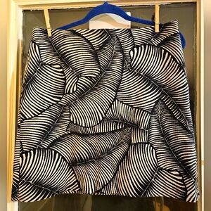 Ann Taylor Pencil Skirt size 12 navy& cream jungle leaf print